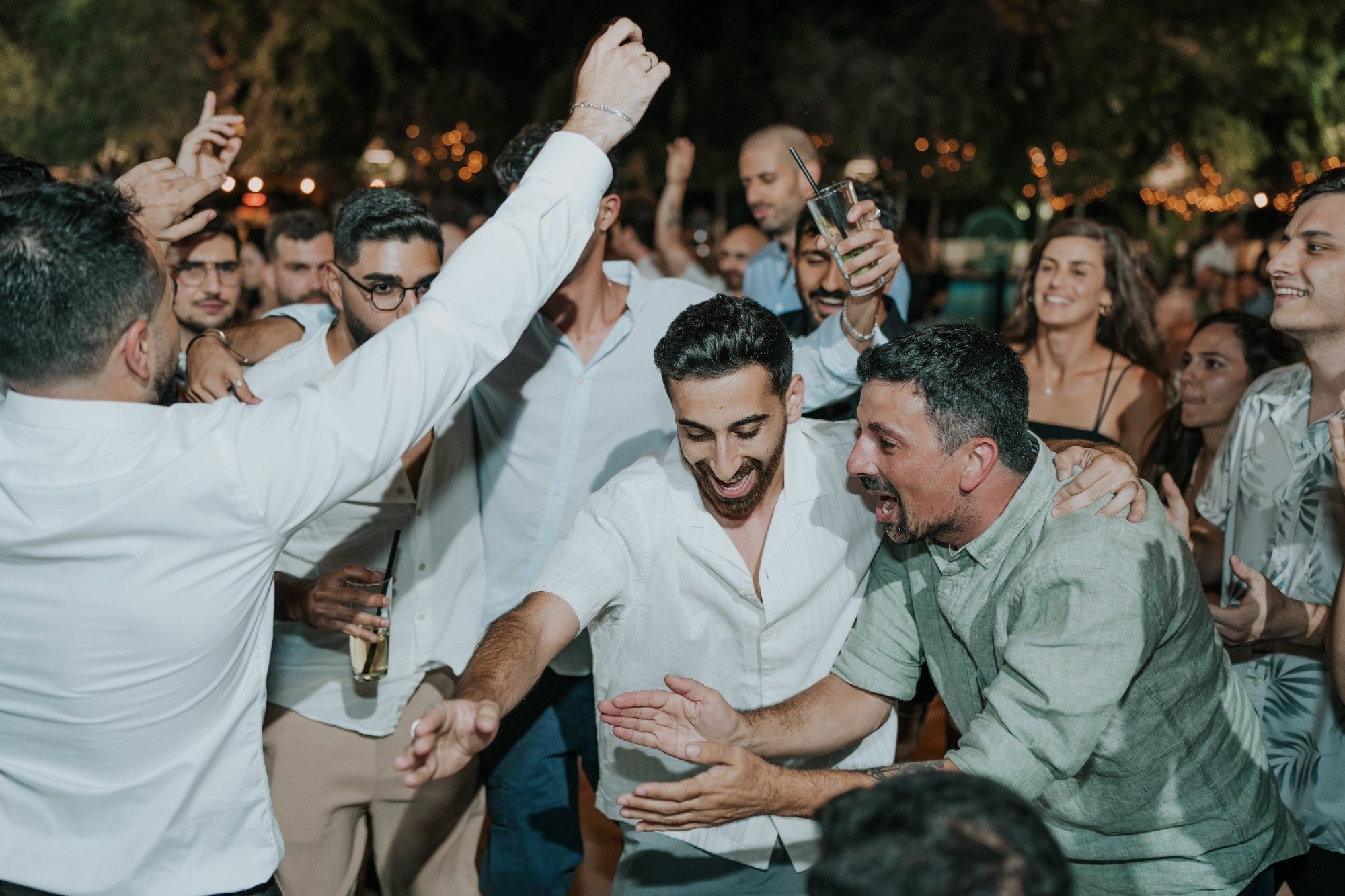 חברים רוקדים ומתחבקים ברחבה